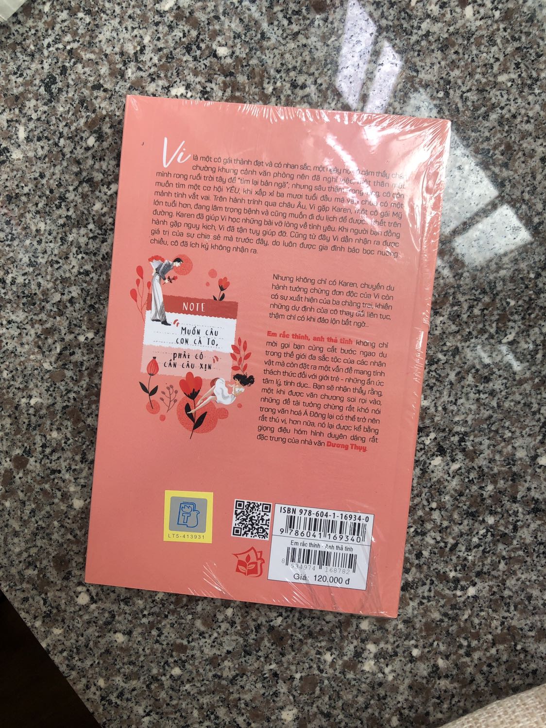 Truyện của Dương Thuỵ, mình mê lắm, từ Oxford thương yêu tới Cung đường vàng nắng và Chờ em tới San Francisco. Cả những cuốn tuyển tập truyện ngắn, không lẫn đi được chất văn vừa thẳng vừa ngọt, vừa thực tế. Tâm trạng nhân vật được giải bày vừa chi tiết nhưng cũng tế nhị. Sách 18+ nhưng không có gì 18+, vì chủ đề tác giả nhắc tới có chút thẳng có chút bông đùa nhưng vô cùng đáng yêu! Sách mới, lại còn nằm trong vỏ. Tiki giao siêu nhanh!