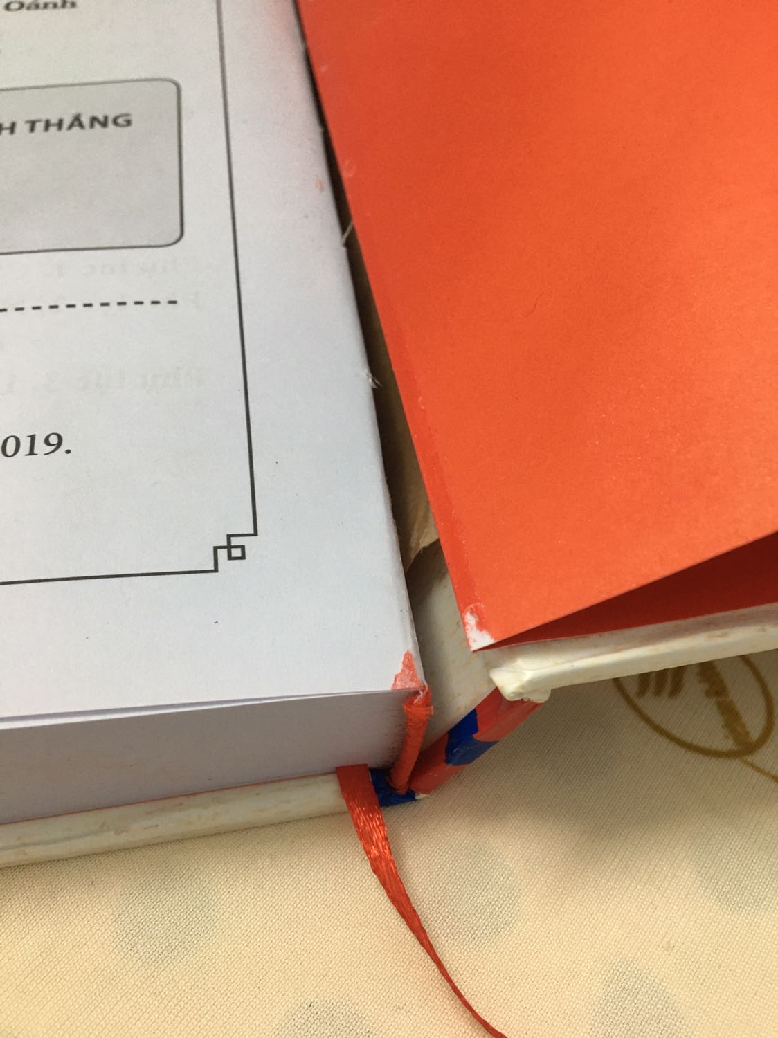 Em mới đọc lần đầu đã thấy sách in nội dung bị nhầm, không biết những lần sau như thế nào :( 
Thứ hai nữa là em mới mở sách ra thôi mà đã bị tróc gáy sách như thế này đây. Nói chung là tệ