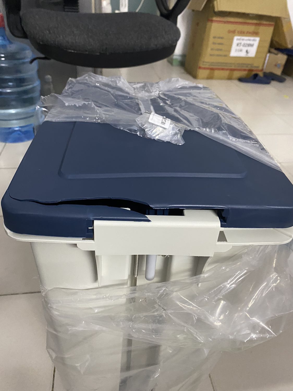 Thùng rác giao bị bể. Rất khó chịu.