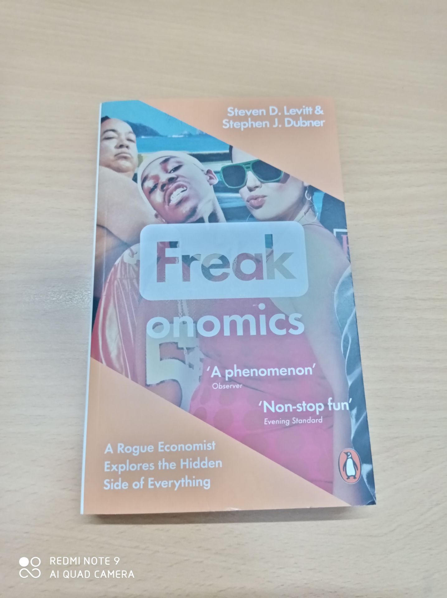 Sách nhìn rất mới và đẹp, giấy rất trắng, bìa rất mềm cho nên dễ lật mà không sợ nhăn hoặc hư gáy. Khổ nhỏ nên cũng gọn. Nội dung thì nổi tiếng thế giới rồi nên khỏi bàn luôn.