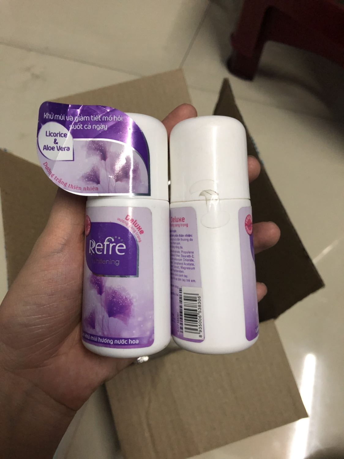 Mình chưa từng thấy tiki có động thái đưa hàng rất cũ kĩ như thế này. Mình mua cho bạn nhưng khi mở ra thì thấy 2 bình cũ mềm, 1 bình còn k có giấy dán ở trên, phần keo trong suốt niêm phong thì bị bonh ra như thể đã có ng mở để ***. Khác 1 trời so với hình ảnh quảng cáo của Tiki.
Quá kinh khủng, nếu tiki bán mặt hàng chậm thì có thể bỏ mặt hàng ra khỏi danh sách.
Ngoài sản phẩm này ra, những cuốn sách đi kèm cũng gặp rất nhiều lỗi.
☹️☹️☹️