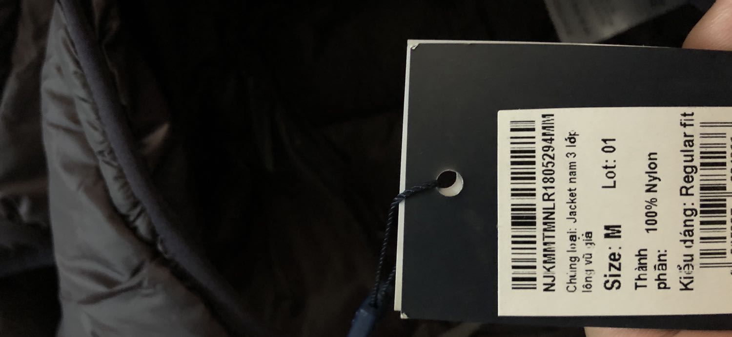 Áo siêu nhẹ nhưng ko nhẹ lắm, trên tag viết là áo lông vũ giả???