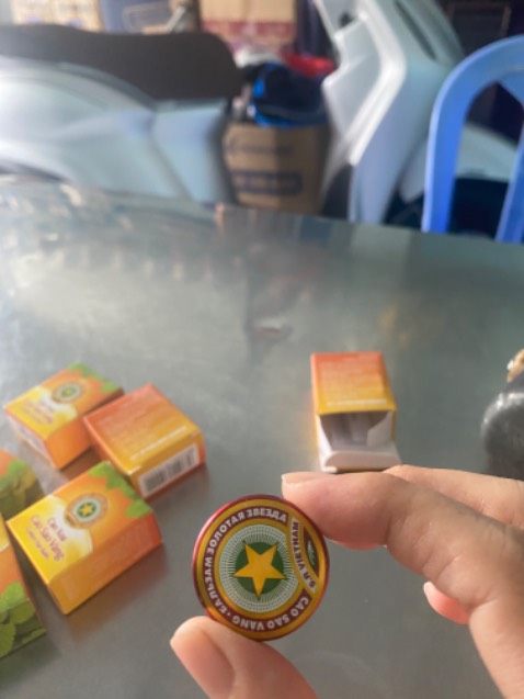 Dầu k mở dc. Mở bị sướt móng tay luôn. 
Shop thu lại giúp.