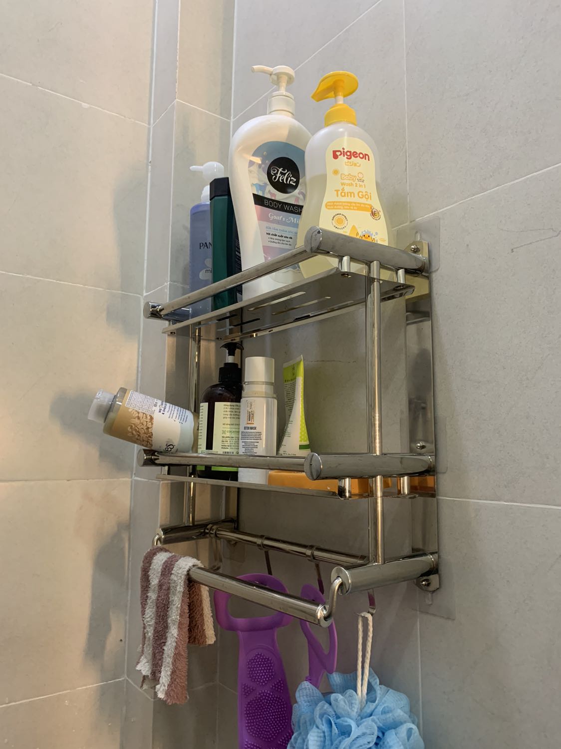 Inox sáng bóng. Nhưng mọi người mua để ý kích thước, tất cả các chiều đều quá nhỏ không đựng được đồ gì cho ra hồn, khoảng cách giữa hai tầng cũng ngắn. Mình mua 2 tầng, tính tầng trên để khăn tắm tầng dưới để  dầu gội sữa tắm, cuối cùng ko để được. Hic