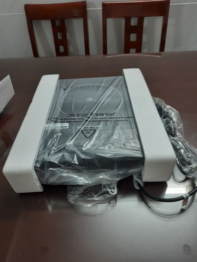 Tiki giao hàng nhanh hơn 1 ngày đóng gói cẩn thận, bếp mới đẹp. Mình nấu thử thấy okey. Nhưng mặt bếp rất rất nóng, sau khi tắt bếp . Do đó phải rất cẩn thận khi sử dụng nếu nhà có bé nhỏ ( vì trước  đây mình xài bếp từ, nên nấu xong ko thấy nóng như vậy ) Tiki giao hàng nhanh hơn 1 ngày đóng gói cẩn thận, bếp mới đẹp. Mình nấu thử thấy okey. Nhưng mặt bếp rất rất nóng, sau khi tắt bếp . Do đó phải rất cẩn thận khi sử dụng nếu nhà có bé nhỏ ( vì trước  đây mình xài bếp từ, nên nấu xong ko thấy nóng như vậy )