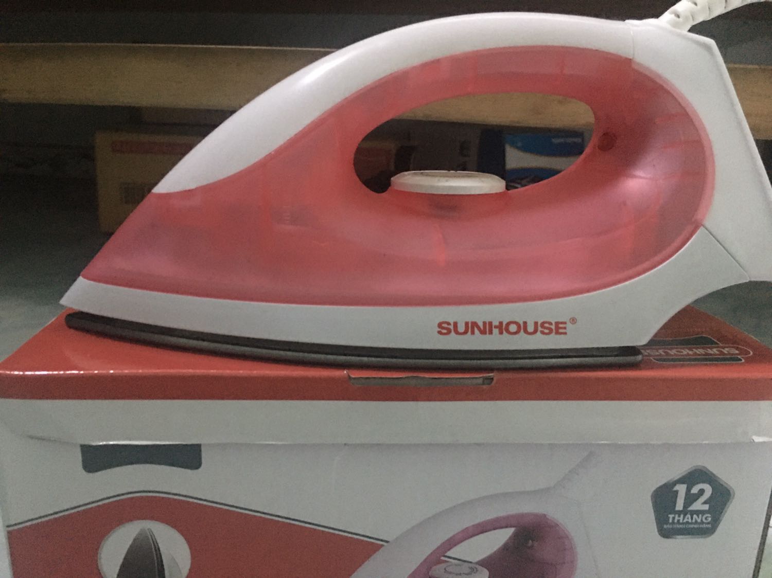 Hoàn toàn không phải là một sản phẩm mới, thời gian tôi mua 5/10/2020 nhưng tem bảo hành là 7/7/2020, mở hộp mặt kim loại của bàn là có vết bẩn, rỉ sét. Bàn là dùng đóng ngắt nhiệt liên tục chứ không nóng đều
Ưu điểm là nhỏ gọn, tiki giao hàng đúng hạn
