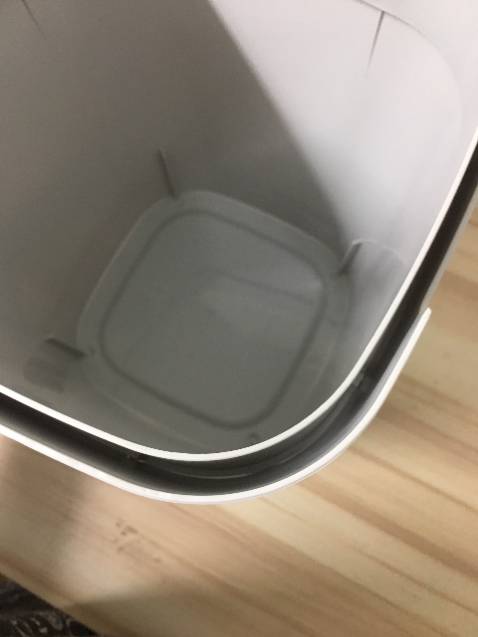 Thương hiệu feidash mình tin dùng 10 năm nay rồi, rất là yên tâm về chất lượng luôn, nhựa dày dặn chắc chắn cực kỳ. Thiết kế phần dấu túi rác rất tinh tế mà thuận mắt ấy, màu sắc Patel sáng trọng. Sẽ thêm shop vào mục yêu thích để ủng hộ thêm, gửi shop 5* nhenn