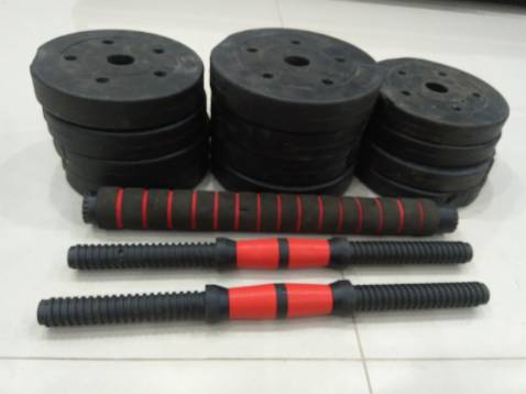 Bán hàng quá kém. Hàng rất cú, nhiều bụi bẩn, một số miếng tạ còn bị rách vỏ, trầy xước. Hàng bị thiếu chốt vặn 2 đầu để cố định miếng tạ. Với tình trạng thiếu như vậy không thể xử dụng được.