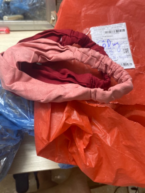 Sản phẩm ko được đóng gói một cách lịc sự. Để cùng với lá cây khô. Lần đầu tiên mua hàng tiki mà phải cho 1 sao thế này.  Vải vừa xấu vừa ẩu trong khâu đóng gói kiểu này ko ai dám ghé lần nữa.