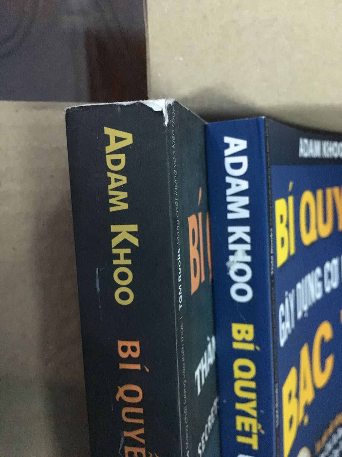 Chất lượng quá tệ. Mua combo 2 quyển, 1 quyển còn trong bao bì chấp nhận được. 1 quyển như đã qua sử dụng. Bìa nhàu, gáy rách, giấy thì xỉn màu nhìn cũ kỹ và bị mốc