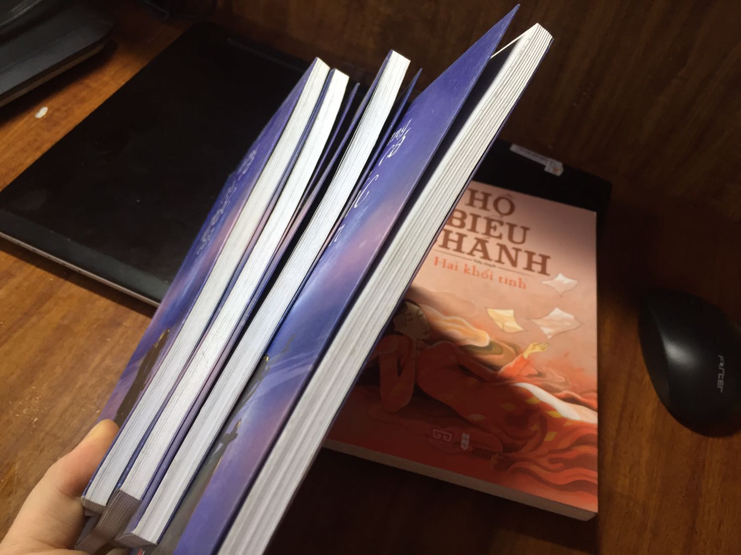 Đúng là của sale mạnh nên chỉ z thôi :(( bẩn nè, có vẻ bị đọc qua tay nhiều người rồi, có mốc nữa huhu, nhưng thôi :(( có 10k/q. Hơi bất ngờ vì nó quá mỏng ?‍♀️