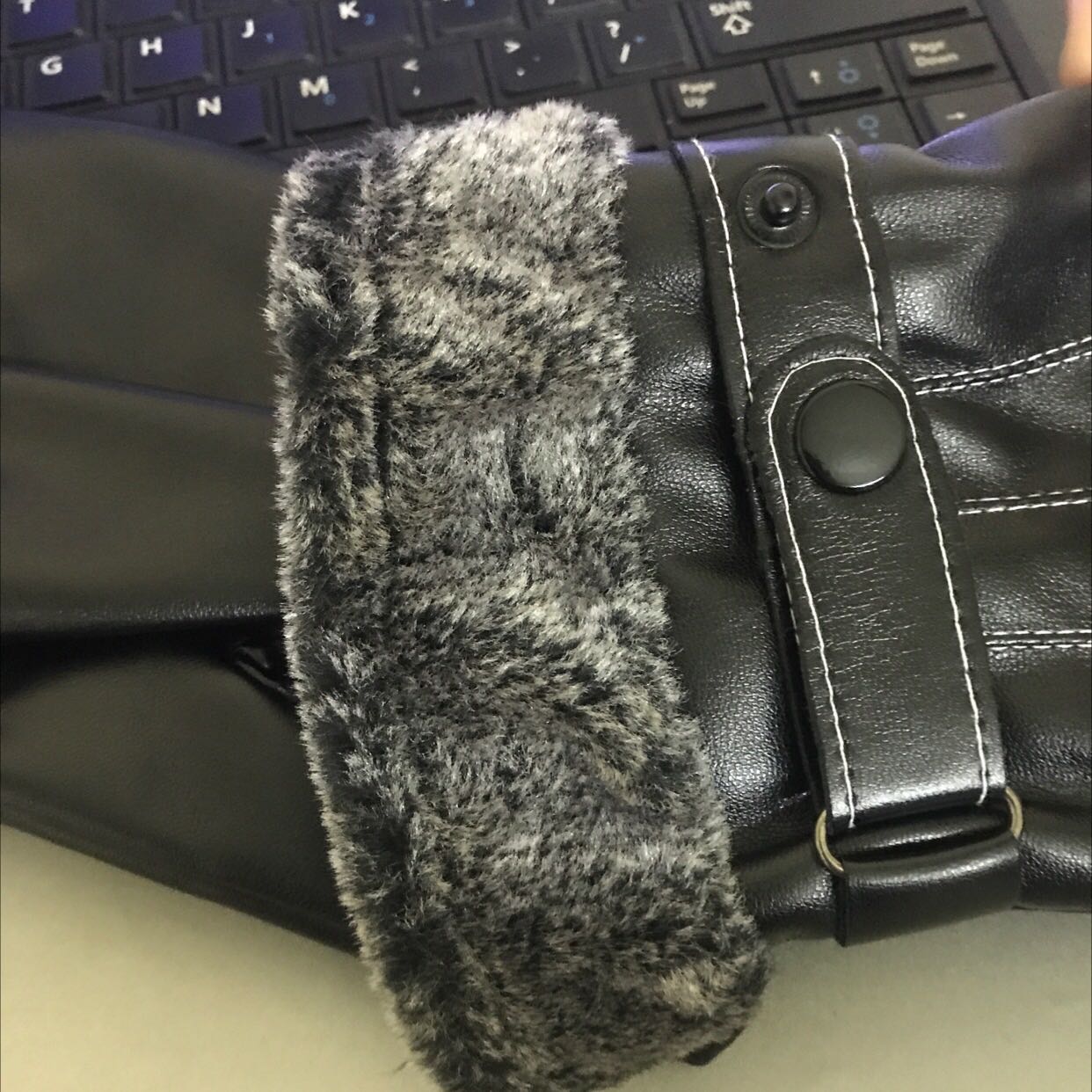 Găng tay da tốt dùng ok. Da mềm mại có lớp lót. Cảm ứng điện thoại tốt. Sản phẩm đáng mua. Ủng hộ shop 5 sao. Cảm ơn shop.