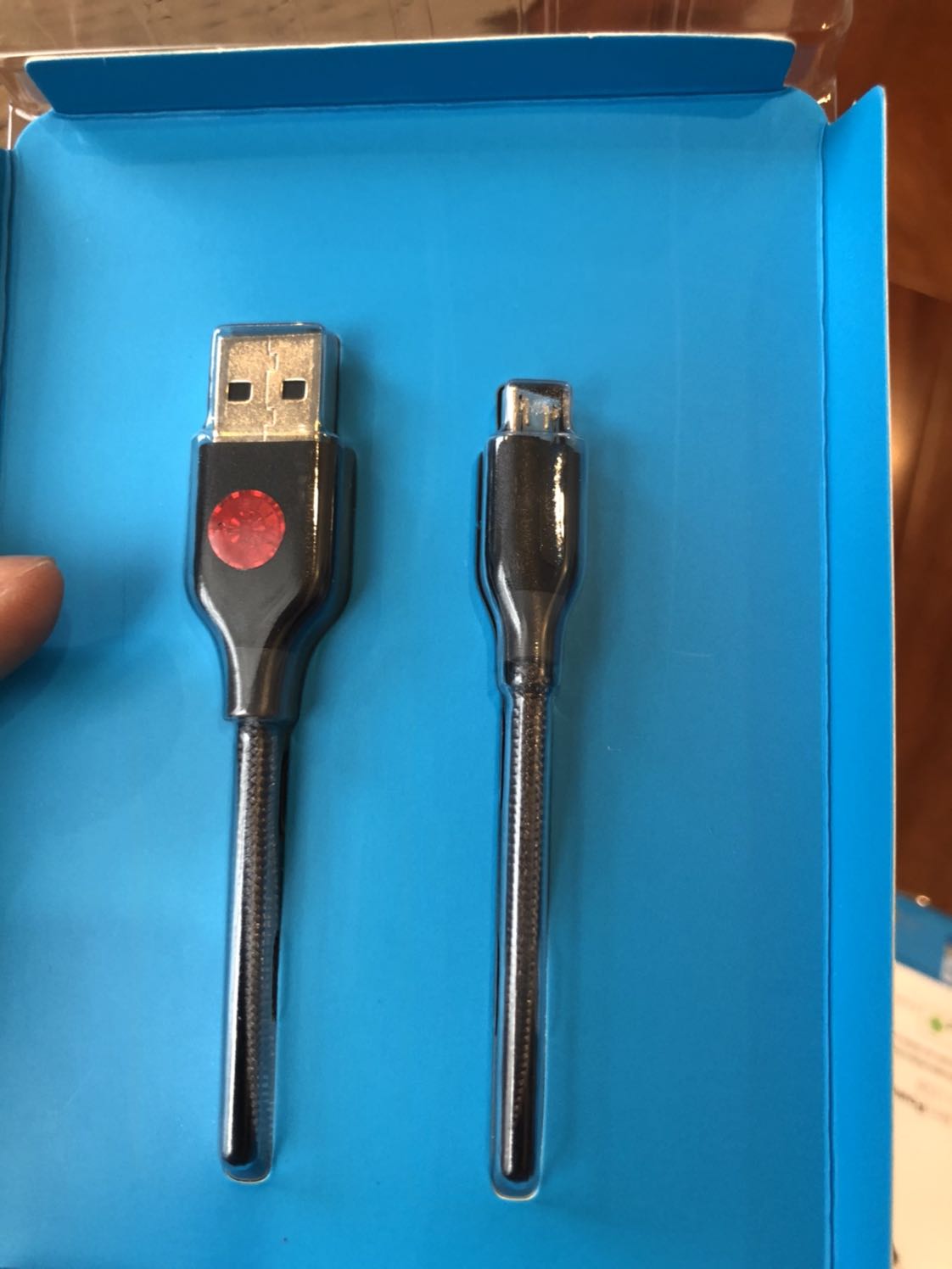 Đặt nhầm hàng. Muốn đặt cable sạc Lighting cho Iphone.  Đề nghị trả hàng lại để đặt hàng khác. Cám ơn nhiều