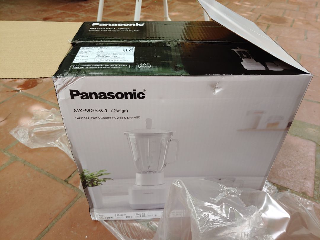 Máy dùng rất đáng đồng tiền bát gạo. Đang dùng Philips thấy rất okie rồi mà hỏng nên thử mua cái Pana mà ưng thật sự. cối thủy tinh chắc chắn và an toản khi xay thực phẩm
 Xay thì rất mịn và không hề rung lắc hay kêu quá to. 
Điện Máy Xanh thì giao hàng siêu nhanh, đặt đêm hôm trước mà sáng hôm sau đã gọi giao rồi dù mình không ở thành phố lớn. Nhân viên giao hàng thân thiệt
5 sao cho cả Panasonic và Điện máy xanh