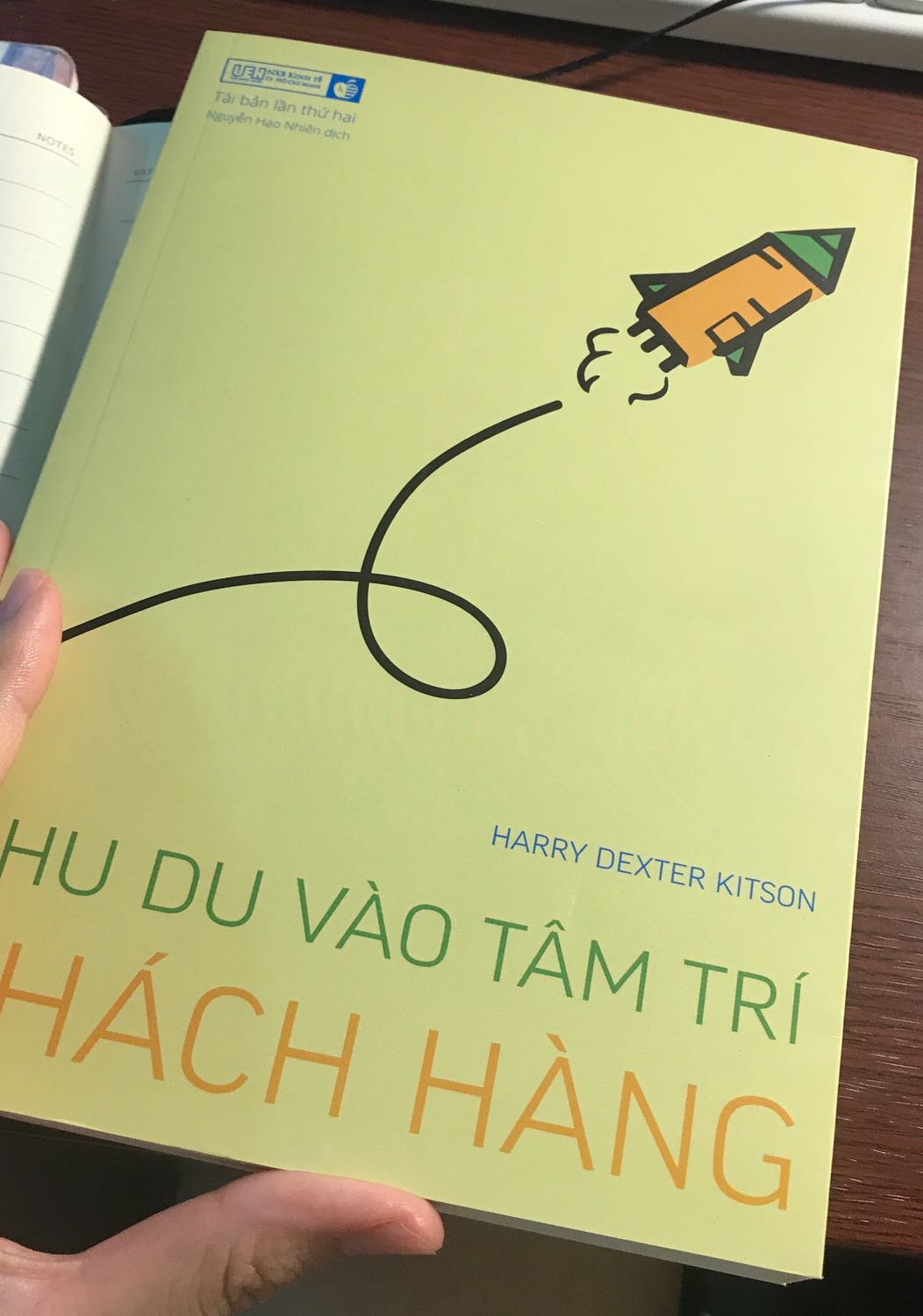 Là một người trải nghiệm trong ngành marketing, mình từng nhận được rất nhiều đánh giá ngoài luồng về ngành MKT là một ngành thiên rất nhiều về “cảm tính”. Tuy nhiên, với mình marketing luôn chứa đựng rất nhiều tính “khoa học”, tâm lý học cũng là một môn khoa học trong đó. 
Sách củng cố thêm kiến thức bằng cách phân tích yếu tố khoa học tâm lý trong hành vi khách hàng. Mong mọi người đều có thêm trải nghiệm tốt với cuốn sách này!
P/S: Tuy nhiên mình hơi buồn vì sách không có kèm bookmark ạ :(