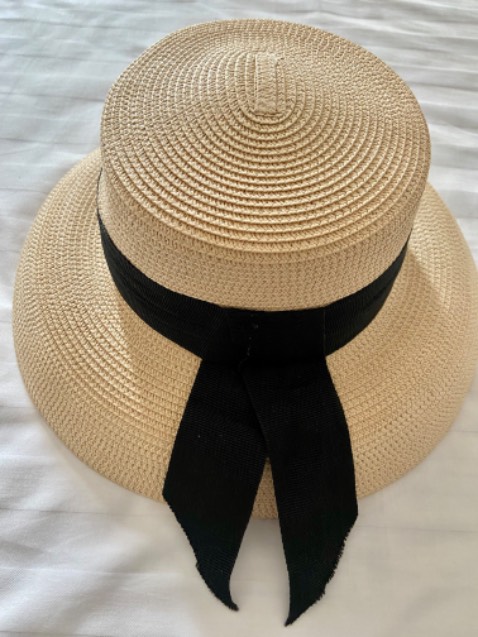 Tuyệt vời! Màu hơi vàng. Đặt nón trắng.