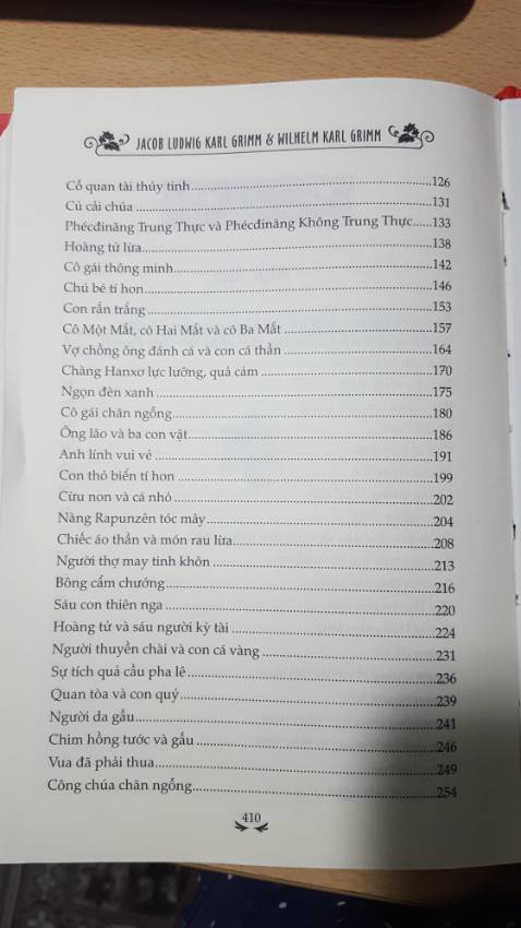 Truyện bìa cứng đẹp, giấy in màu ngà. Quyển này có nhiều truyện, có vài trang hình mấy bé khá thích. Cảm ơn tiki.