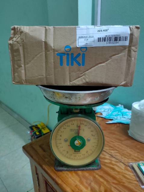 Giao hàng thiếu nguyên bộ phát wifi nhận được mỗi củ sạc và dây lan. Phản hồi từ Nhận hàng từ 9/6 đến hôm nay 23/6 mới giải quyết lại bảo không chấp nhận phản hồi của khách. Hàng các ông giao thiếu thì trách nhiệm của các ông, tôi trả tiền đầy đủ là hàng của tôi, lại bảo phải quay video mở hàng, tôi là người dân không có điện thoại để quay các ông gói hàng thiếu bắt tôi phải nhận ah. Tổng trọng lượng tôi nhận được có 0,3kg cả vỏ hộp tiki và hộp sp công ty thử đóng gói đầy đủ 1 sản phẩm tương tự đem cân xem bao nhiêu mà mất 2 tuần ko giải quyết cho khách