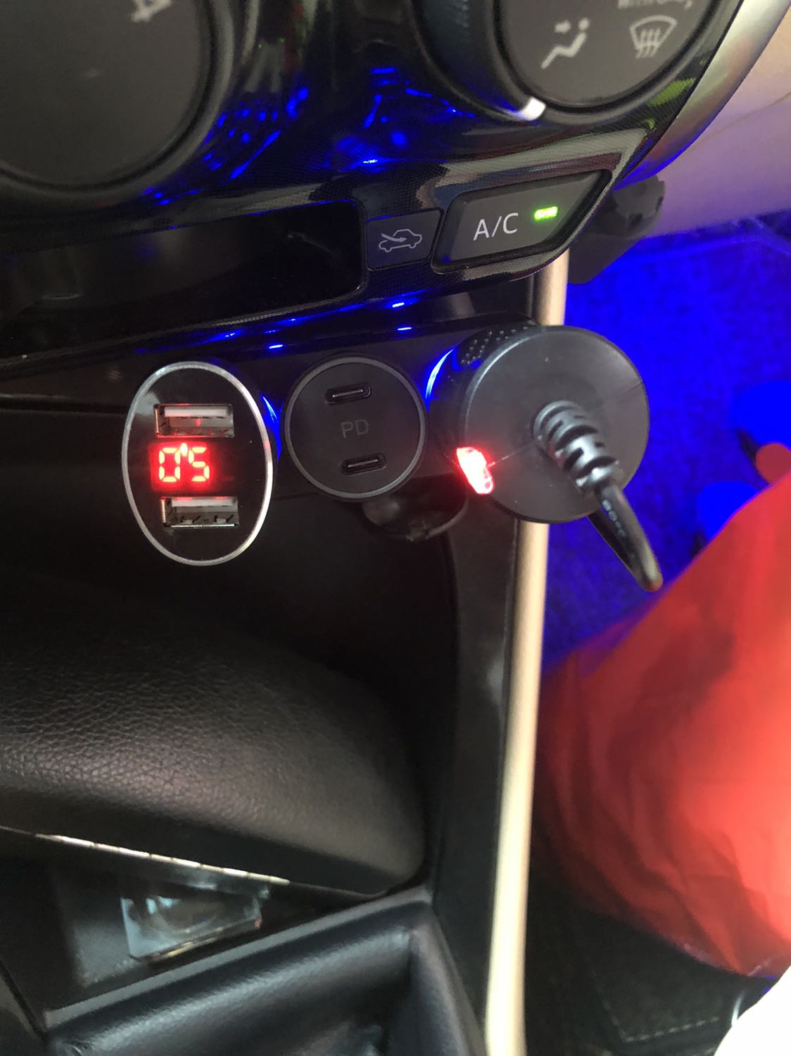 Trước khi mua mình thấy nhà bán hàng quảng cáo là củ sạc có đèn led xung quanh nhìn rất đẹp,nhưng khi nhận hàng về mình vui mừng gắn vào xe… chưa đánh giá chất lượng sp như thế nào nhưng trước mắt mình ko thấy xuất hiện đèn led nào như quảng cáo… Quá thất vọng