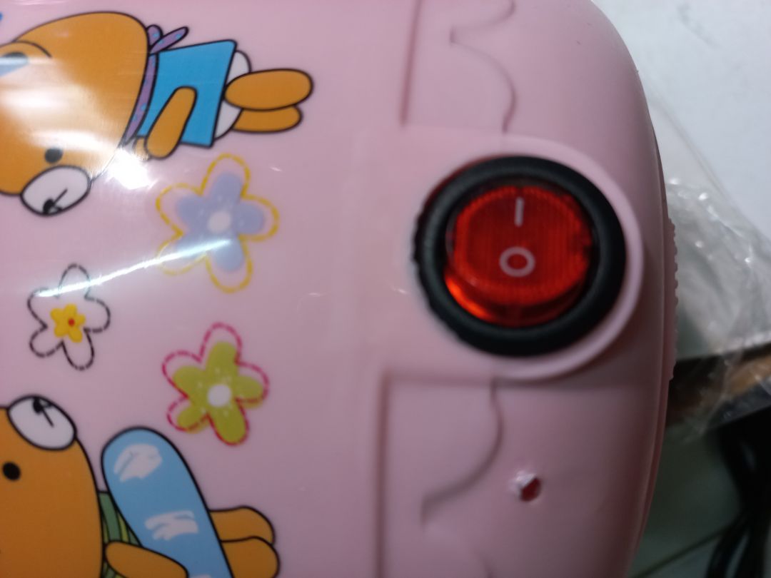 mỏng manh, chất liệu nhựa dỏm. hộp đựng móp méo