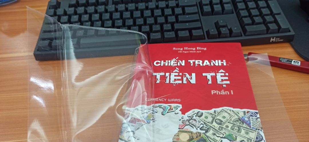 2 lần đặt sách liên tiếp thì 2 lần phát bực với dịch vụ tiki.  Ngày 16/4 nhận cuốn Sapiens không được bookcare, gọi tổng đài thì báo là sản phẩm này không được bookcare, nhưng xem review thấy các bạn khác vẫn có???  Hôm nay lại tiếp tục tin tưởng tiki, nhưng mở ra thì thấy bực mình đỉnh điểm. Bookcare là cuốn sách và miếng nhựa để rời, kiểu như: này,  tự mà bọc sách đi???. Đề nghị Tiki kiểm soát lại chất lượng dịch vụ của mình. 2 lần liên tiếp bị lỗi bookcare khiến mình rất khó chịu. Mình mua sách yêu cầu bookcare,  vì sách với mình không chỉ đọc 1 lần mà còn lưu trữ lâu dài cho tủ sách của mình.