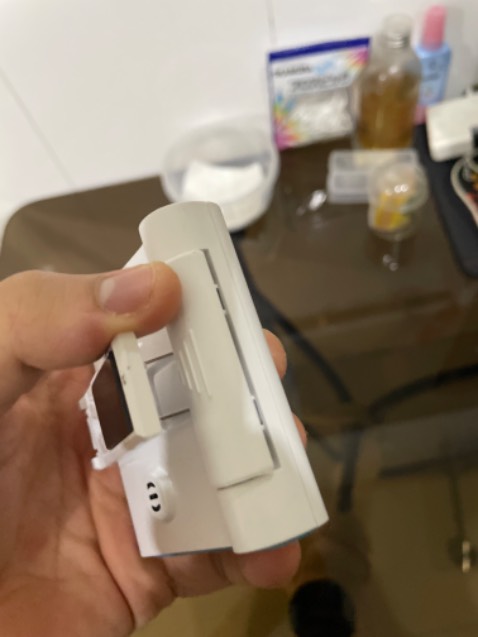 Thiết bị tuy đầy đủ chức năng, nhưng nhựa khá ọp ẹp. Phần nắp đậy pin, không thể đậy được khi cho pin vào.