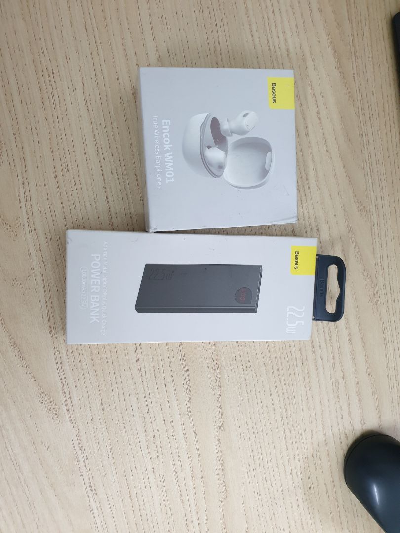 Hàng chắc chắn, nặng,thiết kế đẹp. Nhưng có vẻ tem bảo hành đã bị bóc ra và sản phẩm đã bị khui hộp. Không dán tem Bảo hành sản phẩm