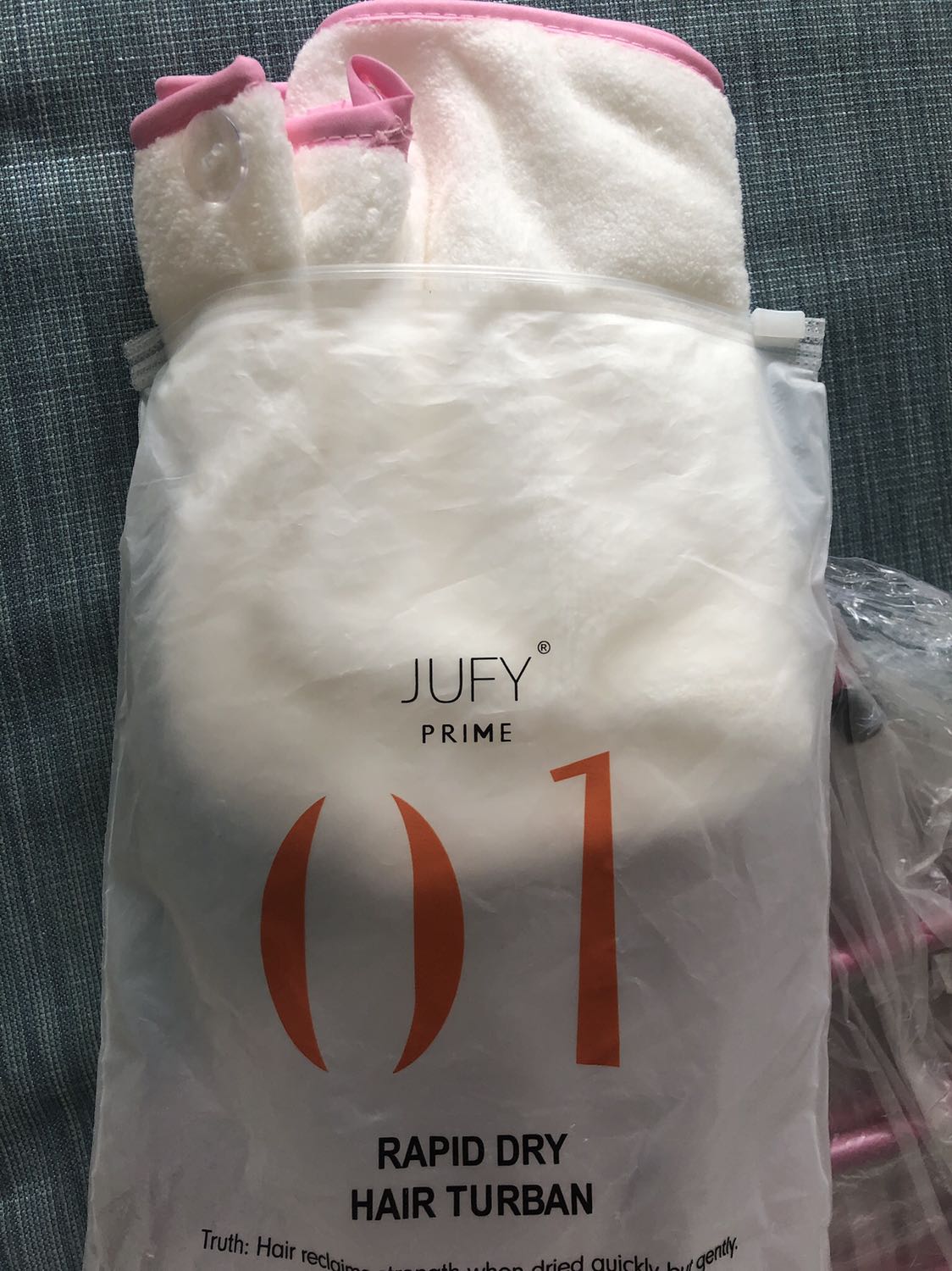 Khăn hút ko như quảng cáo. Mình phải dùng khăn cotton lau đầu theo cách truyền thống. Điểm cộng là giao hàng nhanh dù đang giãn cách