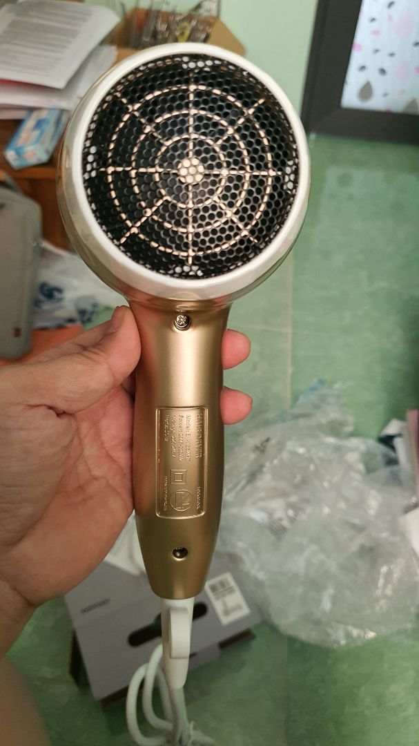 Công suất mạnh mẽ. Hơi vướng, nếu gắn thêm đầu vòi, vì tăng thêm độ dài thân máy.