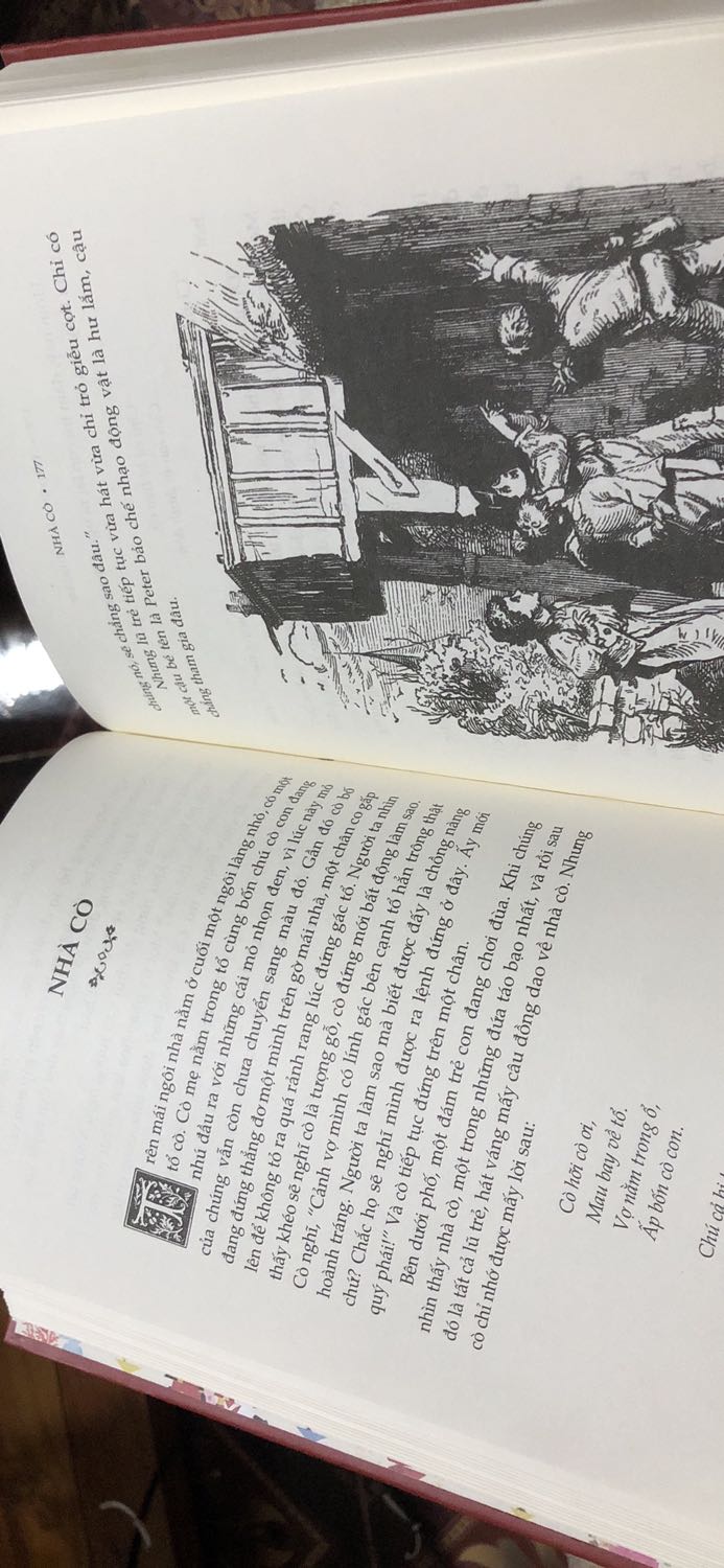 Ưu điểm: 
Sách mới đẹp, giấy chống chói, in sắc nét. Các câu chuyện khá đầy đủ kèm hình minh hoạ. Những câu khá quen thuộc với thiếu nhi nhiều thế hệ, tuy nhiêm cũng có một số câu chuyện khá “lạ” , nó giống chuyện cổ tích cho người lớn thi đúng hơn vì khi đọc xong người đọc có cảm xúc đau buồn chứ ko phải luôn “happy ending” như các câu chuyện cổ tích khác. 
Nhược điểm: 
Sách ko có màng co, ko có sợi dây đánh dấu trang mặc dù sách khá dày. Tiki đóng gói sách khá sơ sài, là người giữ sánh cẩn thận nên khi nhận đc sách mình khá xót.  
Tóm lại: mình mua bộ này cho con gái vì đây là bản đủ các câu chuyện và giữ gần trọn vẹn giọng văn của Andersen