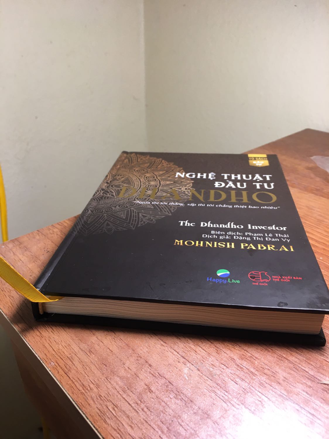 Về nội dung mình ko nói vì chưa đọc hết. cảm quan bên ngoài khi nhận đc sách thấy hơi thất vọng vì khổ sách nhỏ và mỏng. So với giá 252k(cả ship) thì khá đắt. Nội dung kiến thức ít mà lại chèn khá nhiều mã QR để quảng cáo các sách khác nên cảm giác rất khó chịu. Kiểu như Happy-Live muốn đọc giả phải mua hết các sách họ xuất bản thì mới tìm ra được phương pháp đầu tư phù hợp cho bản thân vậy.