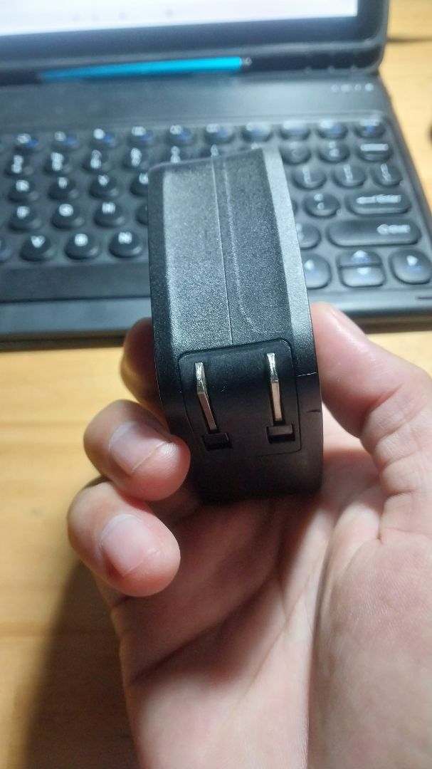 Tôi mua và dùng được 3 tháng. Tôi nhận thấy có tiếng kêu từ củ Adapter khi cắm vào điện và bên ngoài vỏ có vẻ bị phồng ra. Tôi rất lo lắng về cháy nỗ.