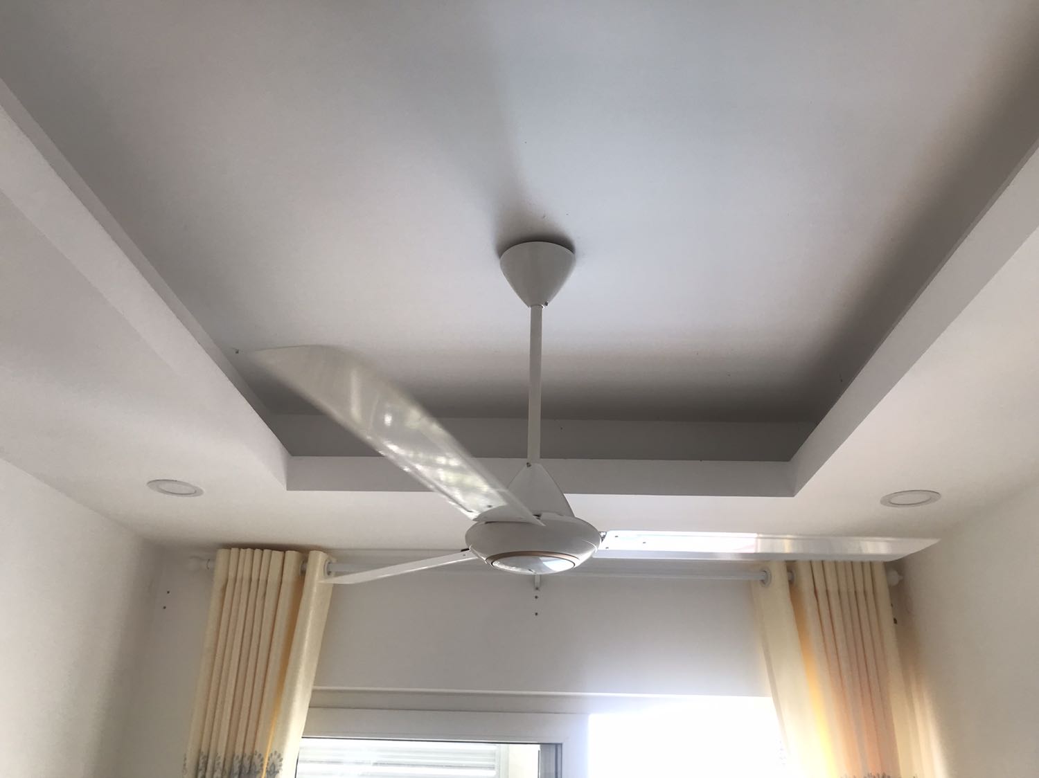 Thiết bị ổn áp, giao hàng nhanh, lắp đặt nhiệt tình, phù hợp với không gian nhỏ 20-25m2, thêm phụ phí 250k/ ti treo trần nếu nhà ai chưa có nên mua thêm trước để lắp đặt