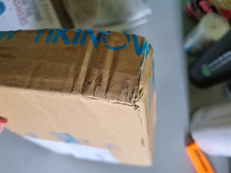 Vừa mới nhận sách nên chưa đánh giá dc nội dung. Sách vừa gọn, dễ bỏ túi mang theo đọc. Có bookcare nữa best luôn.
Chỉ là mình hơi thất vọng trong khâu vận chuyển. Vỏ hộp méo mó nhăm nhít ở 2 góc, nhìn ngoài còn thấy lo lắng cho số phận mấy quyển sách của mình. May mà vẫn okela.