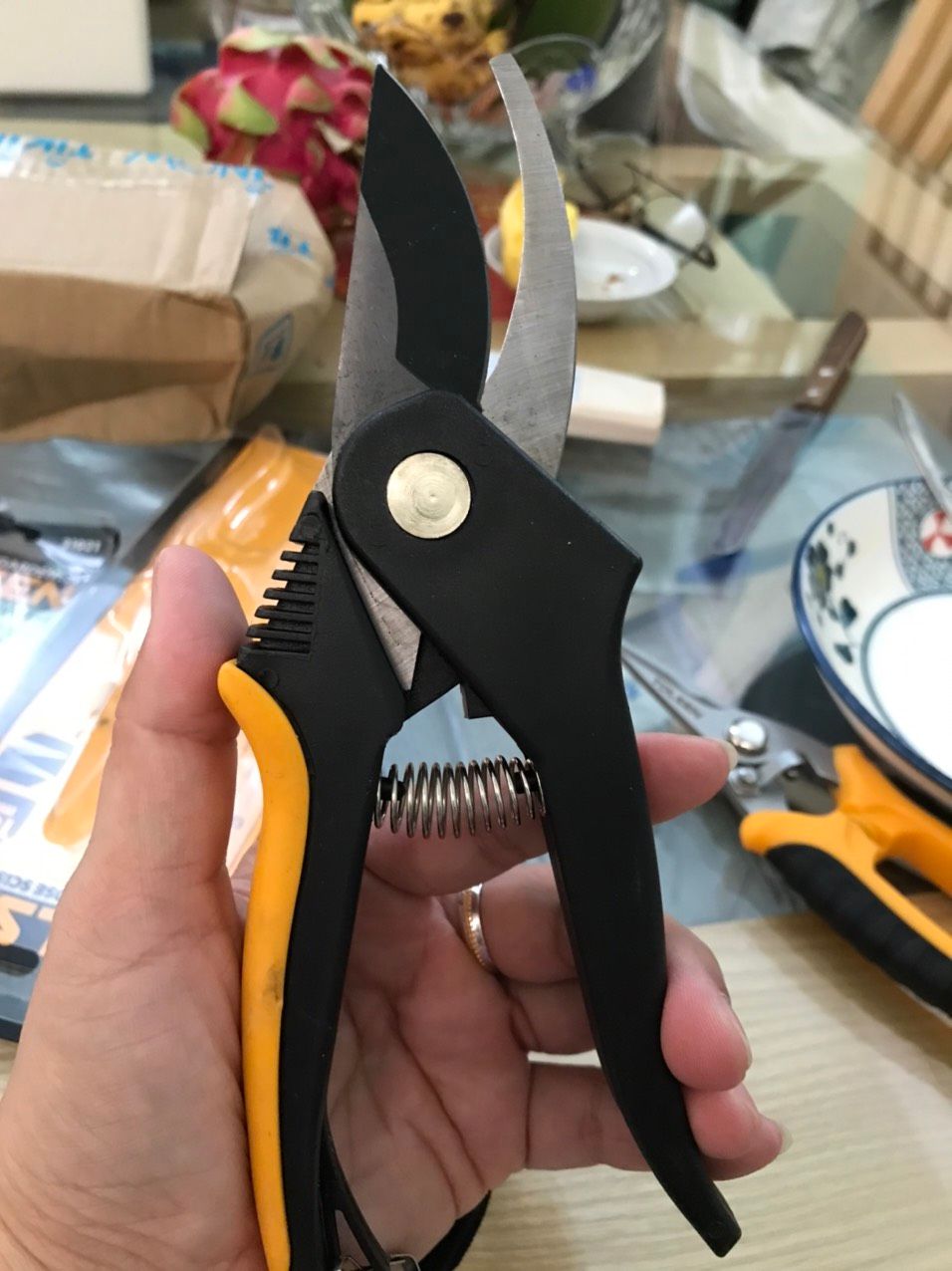 Kéo bén, cầm chắc và vừa tay, cứng cáp. Khi không sử dụng có thể khóa lưỡi kéo lại, có cả dây treo kéo. Độ bền chưa biết.