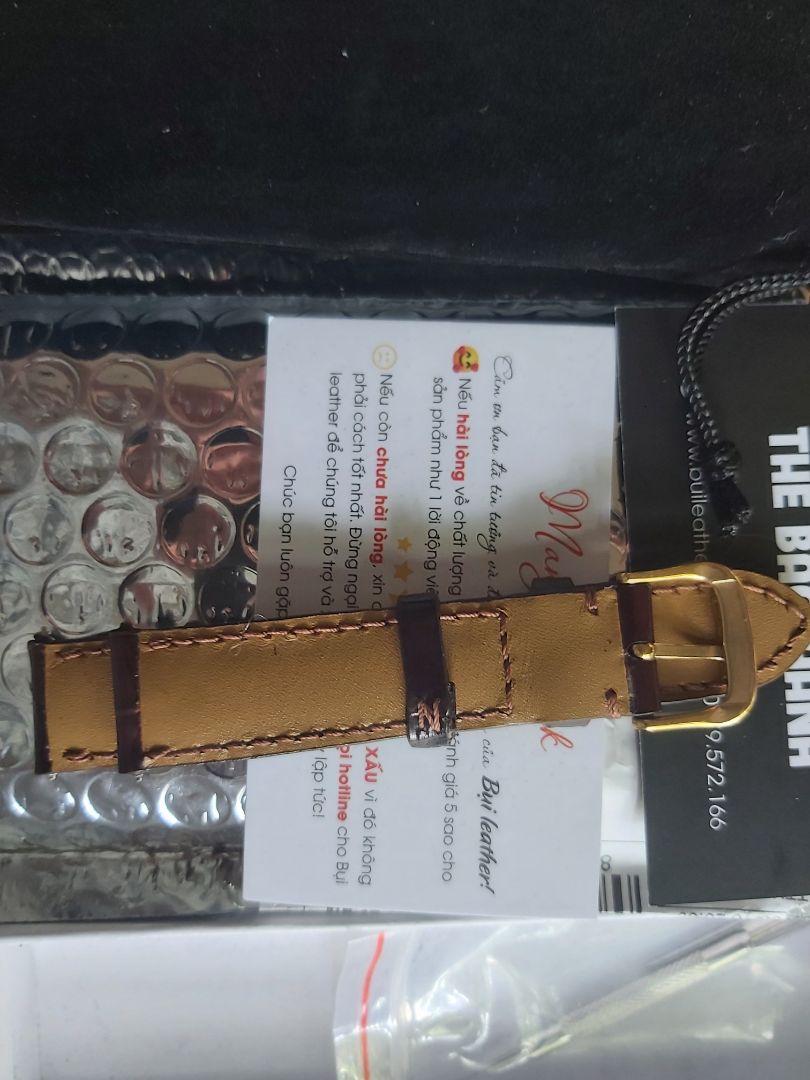 Mua hai lần ở shop r lúc nào mua về cũng ok hết á, đóng gói rất kĩ và có lời cám ơn cùng mã giảm giá nữa, shop tư vấn rất nhiệt tình luôn, em muốn thay khóa vàng shop cũng ok thay cho e,  món này bền ko e chưa thử nhưng kì trước mua dây nịt và bóp viết da thật và dày lắm bền lắm giá ok nữa. e khuyến khích mn mua shop này nha!