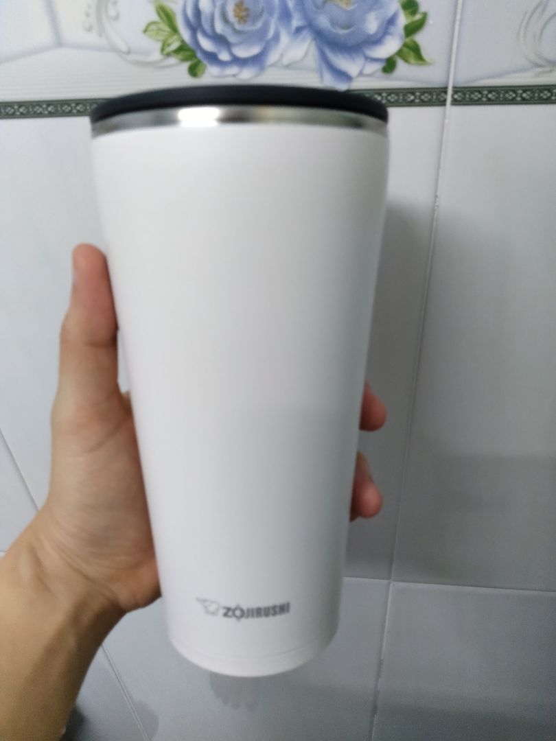 Về chất lượng dịch vụ:
Hộp tiki đóng gói chắc chắn. Giao hàng tiêu chuẩn nhưng rất nhanh, ngày hôm sau đã nhận được. Riêng hộp của sản phẩm không thấy seal của NSX ở miệng hộp, ko rõ hàng thật hay không? Làm cách nào để kiểm tra xuất xứ có đúng ko?

Về thiết kế và chất lượng sp:
Ly màu trắng đẹp, nhưng không được sáng như mình kỳ vọng, hi vọng dùng lâu ko bị bám bẩn & tróc sơn.
Mình có thể uống trực tiếp mà ko cần dùng ống hút, do thiết kế ko rỉ nước ở giữa nắp và thân ly. Tuy nhiên sẽ bị rỉ nước ở phần nắp nếu để quá nghiêng hoặc lắc mạnh, do thiết kế xoay ko kín.
Mình đựng đá lạnh ko thấy bị đọng nước ở thân, đáy và nắp bình. Đựng nước nóng cũng ko thấy nóng tay.
Tóm lại mình khá hài lòng về sản phẩm ở thiết kế tối giản và đẹp, chất lượng tốt.

Về chế độ bảo hành: có kèm phiếu bảo hành và yêu cầu người mua phải gửi phiếu về Cty trong vòng 15 ngày. Mình thấy không hiểu chỗ này lắm và mất công, bất tiện cho người mua.