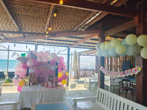 Bơm dùng được. Nhờ có bơm đỡ rất nhiều công sức trang trí.