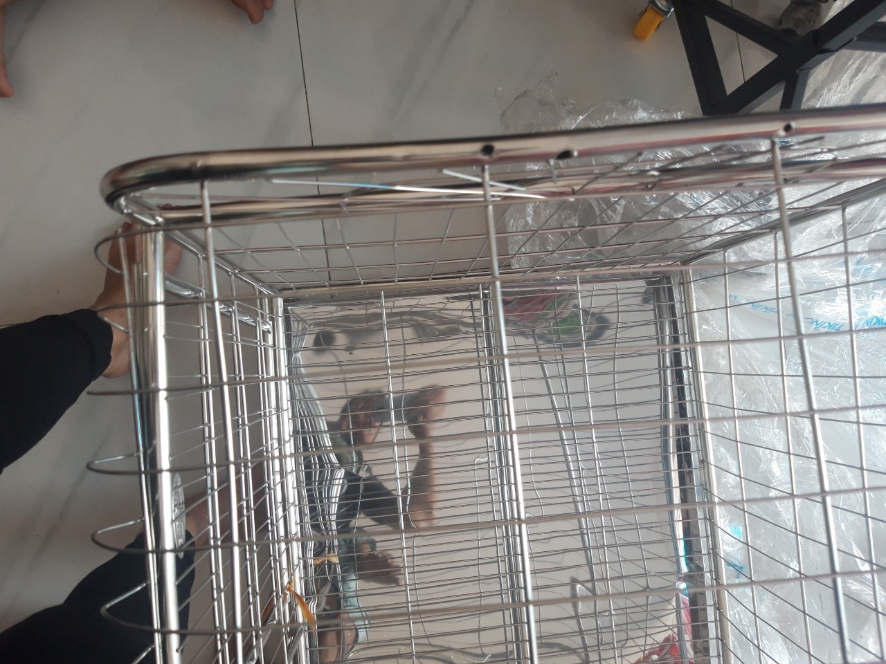 Chuồng nhận về bị đứt mối hàn ở các nan lồng phía trên, nan lồng bị móp méo do vận chuyển, máng hứng chất thải có thành quá ngắn