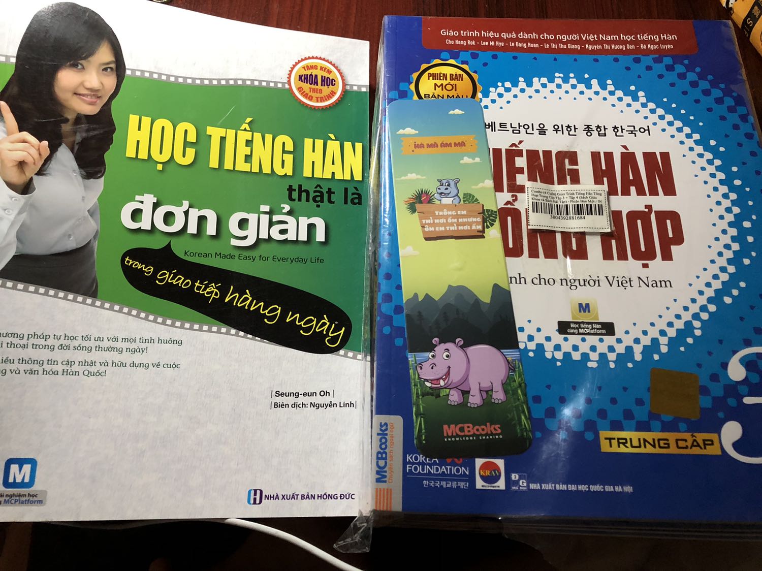 Sách đóng gói kỹ, đẹp, nội dung hay, dễ hiểu. Sách tặng kèm cũng xịn ^^ Sách đóng gói kỹ, đẹp, nội dung hay, dễ hiểu. Sách tặng kèm cũng xịn ^^