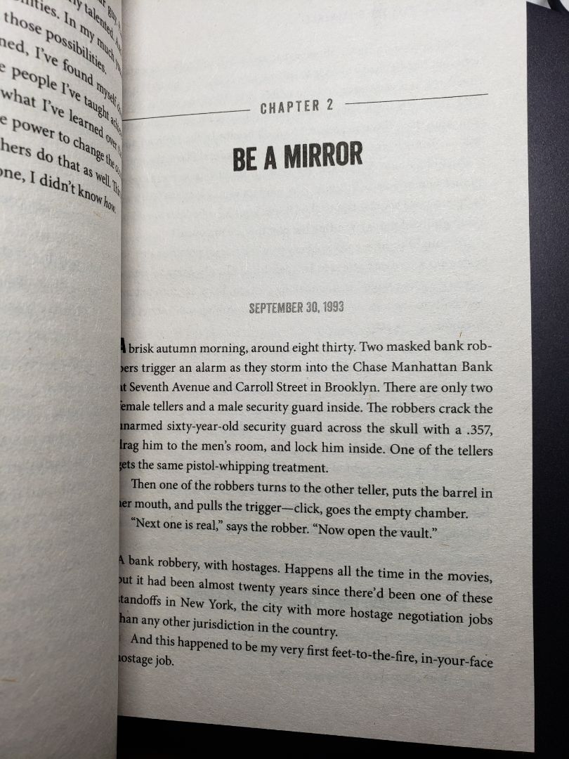 Sách nói về phương pháp negotiation trong mọi hoàn cảnh đc kể bởi chuyên gia trong lĩnh vực giải cứu con tin.  Các câu chuyện khá hấp dẫn, dễ đọc. 
Nhg mà khổ sách bé lắm, chữ nhỏ nên hơi khó nhìn.