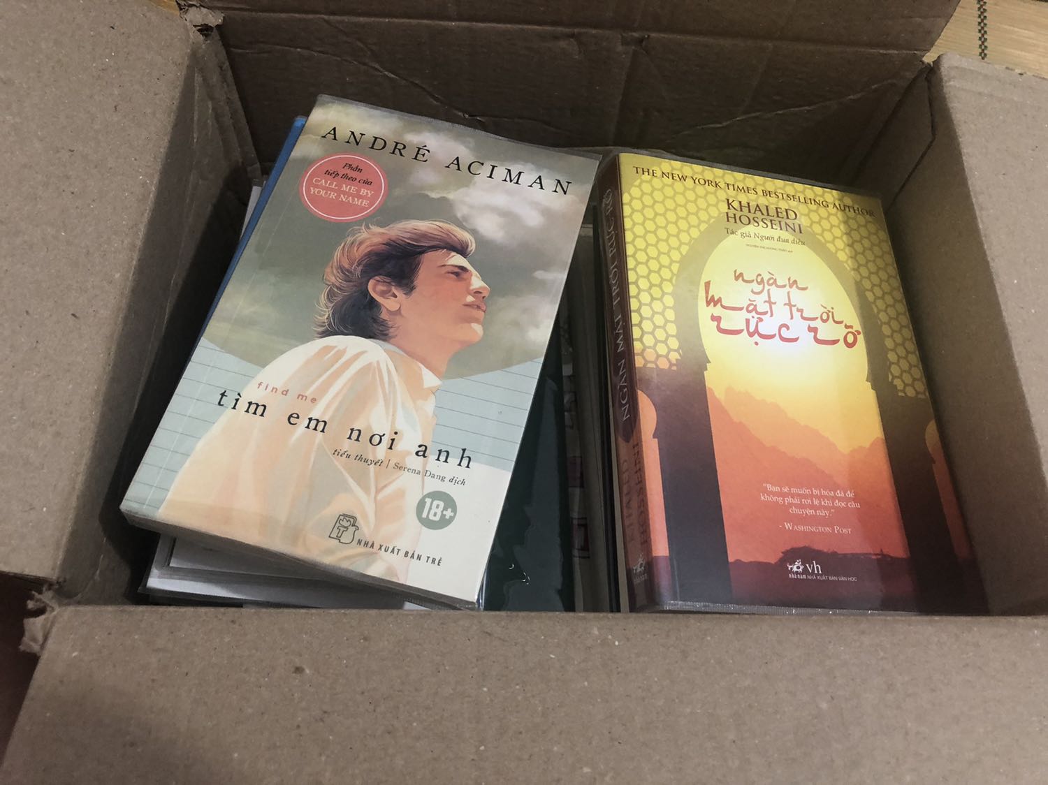 Giao hàng siêu siêu nhanh luôn ạ, vừa đặt tối htrc mà sáng sớm hsau đã thấy anh shipper gọi lấy hàng?
Không cần nói thêm về chất lượng vì quá xuất sắc. Chỉ có điều Tiki thêm 1 lớp bọc cho sách trc khi đóng hộp thì tốt biết bao.:((