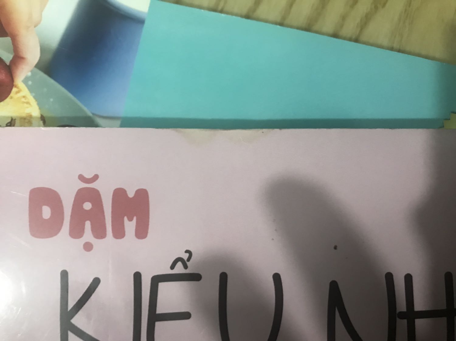 Sách được giao đến tay với chiếc hộp bị lủng! Vứt hộp từ hqa rồi nên ko chụp đc ảnh. Thương a ship nên nhận. Nhưng khâu đóng gói thật sự quá chán. Chồng mk động vào con hỏi sách cũ ak!!! Vì các vết bẩn ở sách như ảnh mk chụp. Mk thấy thường là sách mới sẽ có nilong bọc cả quyển. Nhưng lúc mk nhận ko thấy có...