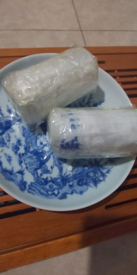 không đúng mẫu, hàng rẻ tiền..dấu *** đảo. Đặt bộ ấm chén vuông có bọc vàng  lại gửi bộ rẻ tiền ngoài chợ có 30k. Giá trị hơn 600k nhận được 30k