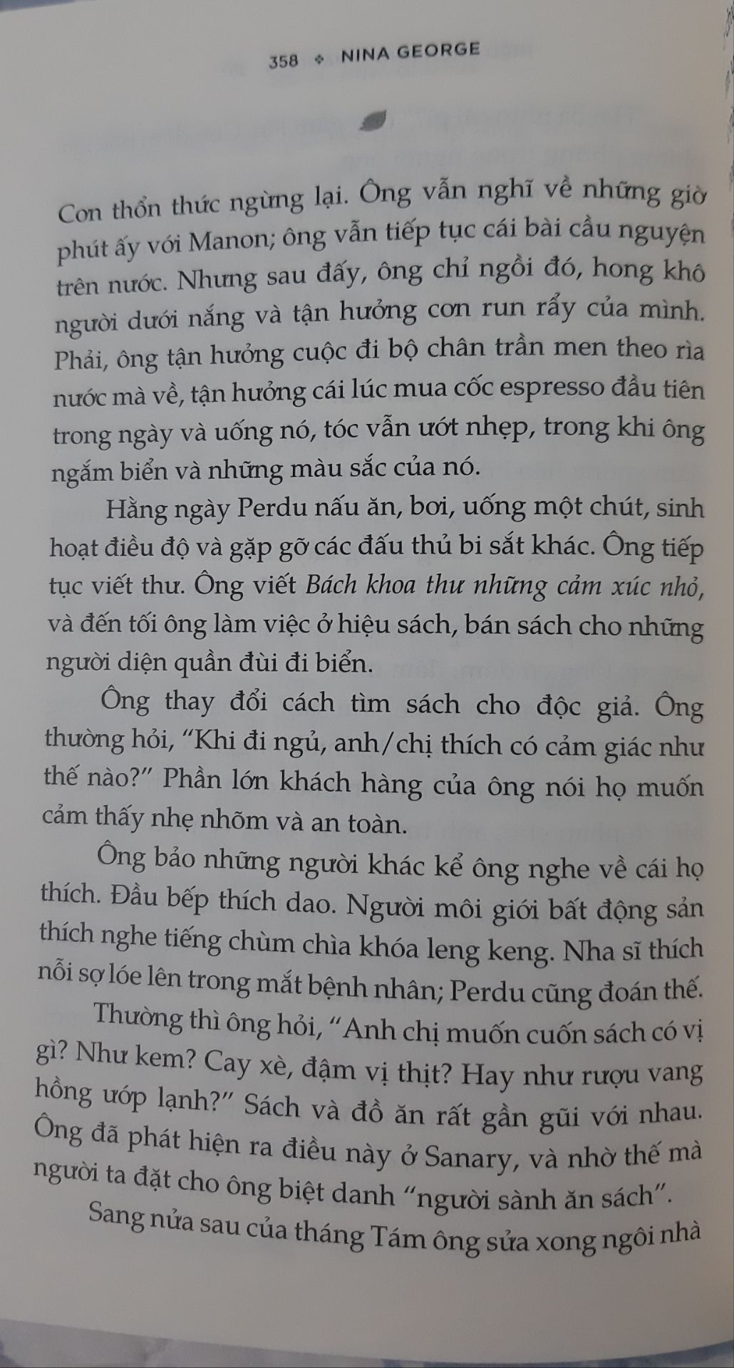 Một quyển sách sâu lắng đầy hấp dẫn.
Giá mà ngoài đời có thể gặp được ai đó kê thuốc bằng sách như thế này. Ông ấy vốn không thể tự kê thuốc cho chính mình, nhưng lại trị liệu được cho rất nhiều người khác. Để bắt mạch được căn bệnh của bản thân, ông đã phải đi vòng một chuyến, trong khi chữa trị cho người khác thì đơn giản hơn nhiều....
