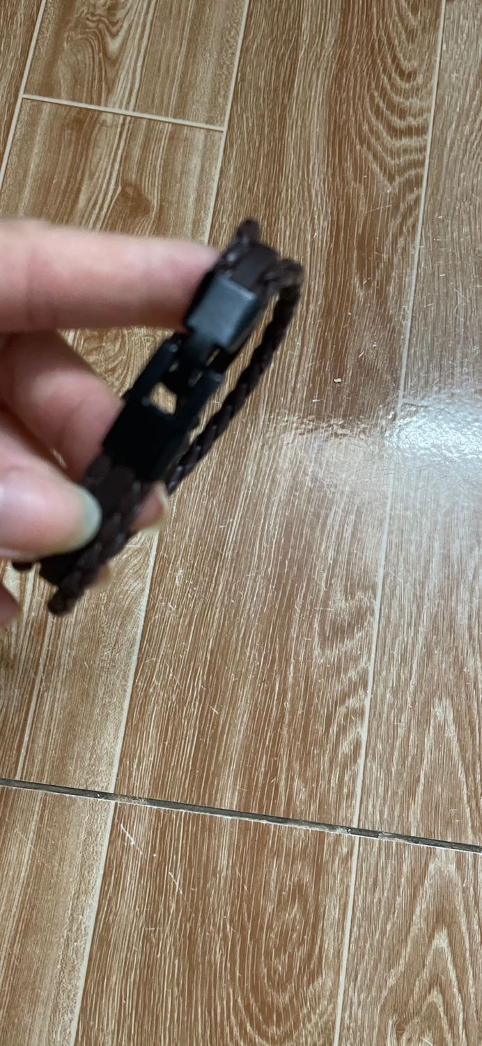 Đúng mẫu mã nhìn rất cá tính, điểm trừ ở đây là làm khoá kém quá chốt kiểu này rất dễ bung khỏi tay