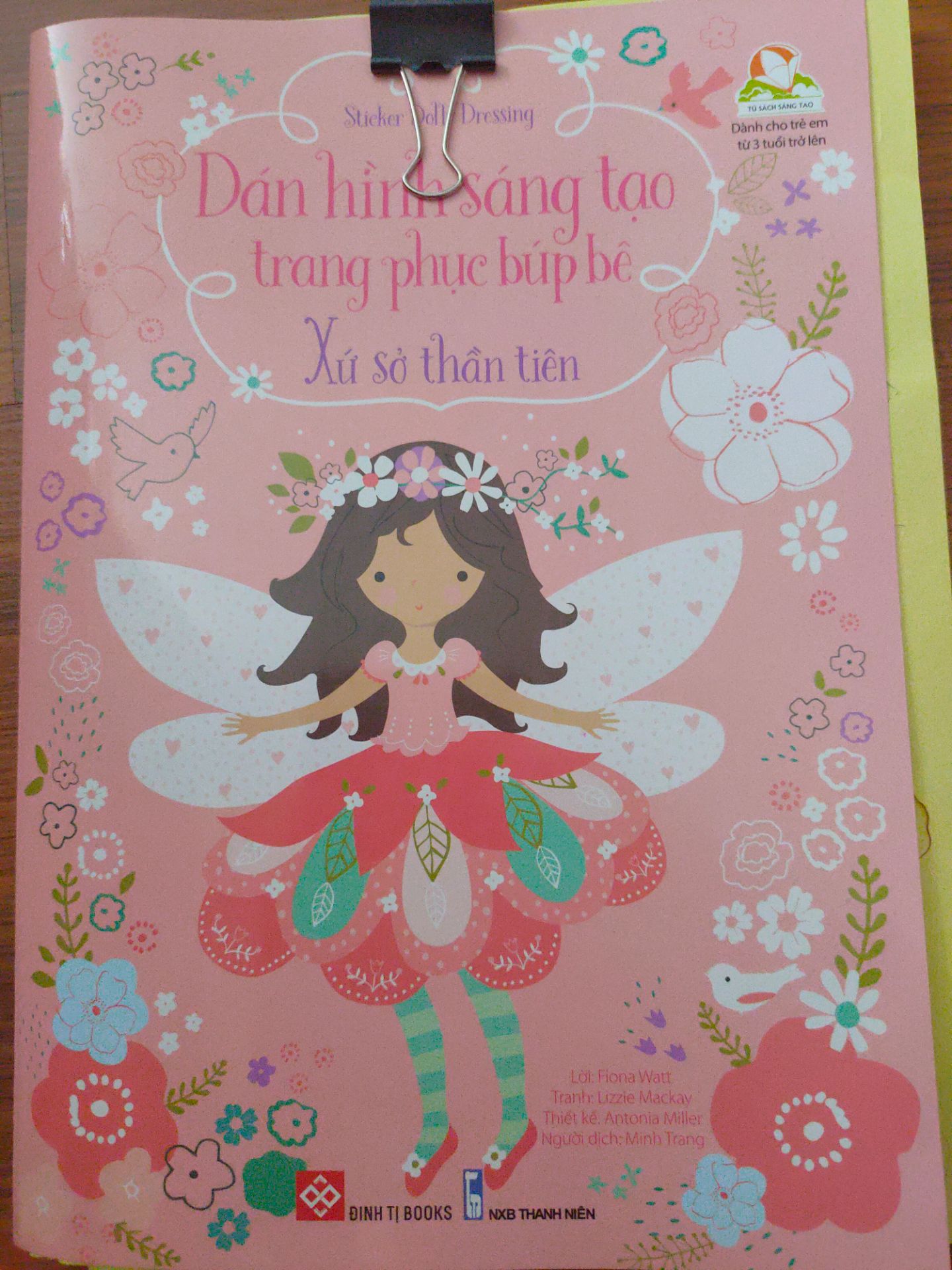 Sách dán dễ rhương nhất mình từng mua cho bé, rất đáng yêu, sinh động, nhiều hình trang trí chứ k đơn thuần chỉ có dán quần áo.mình sẽ mua hết trọn bộ cho bé.