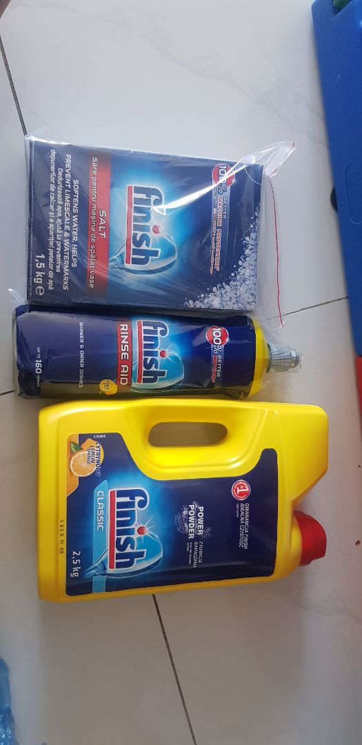 Đóng gói thiếu chèn lót làm vận chuyển móp đáy chai nước bóng, không đặt đứng chai được nữa.