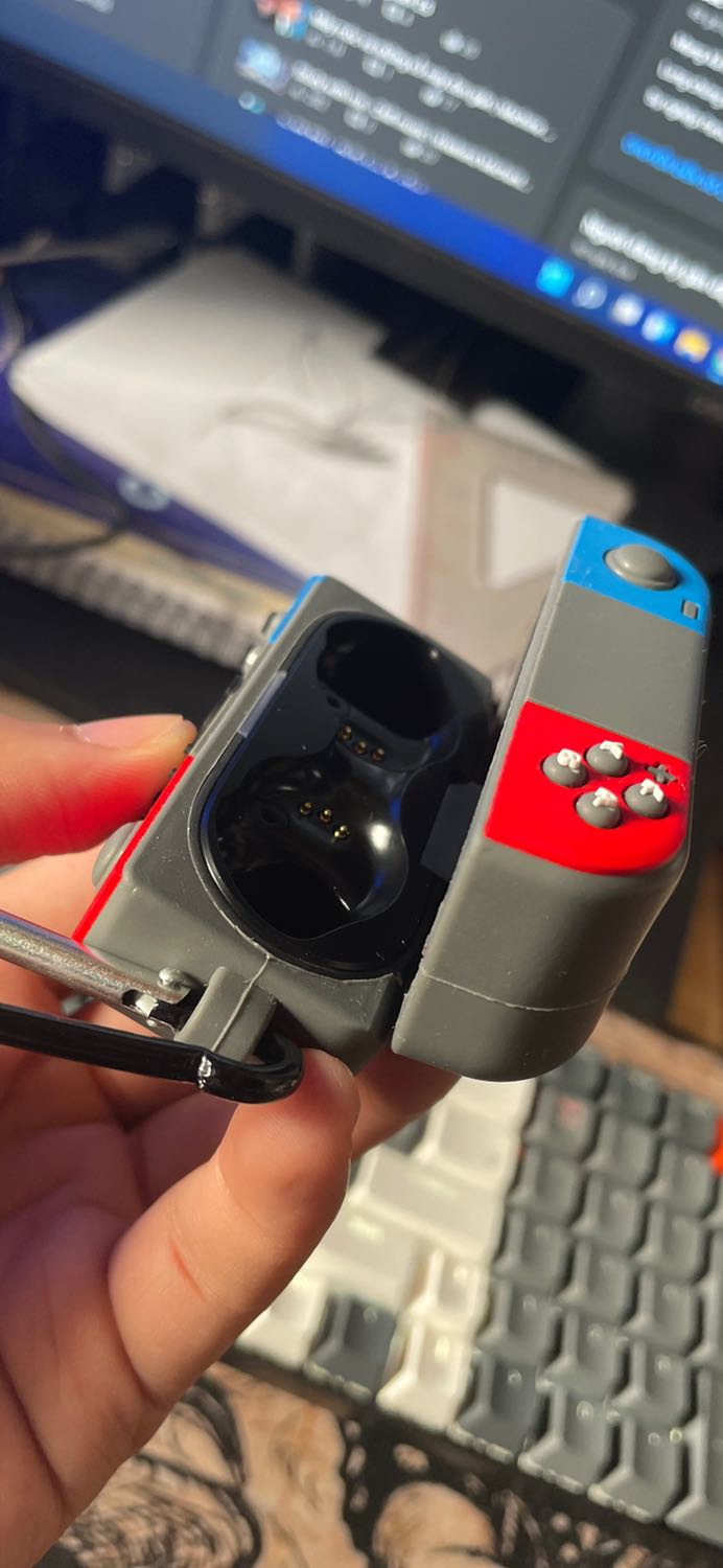 Case lỏng, dễ tuột, mình để trong túi quần khá rộng, kéo ra tuột mất nguyên cái case. Mức độ hoàn thiện còn thấp, bavia nhiều, các góc hơi ọp ẹp, tạo cảm giác hơi khó chịu. Case lỏng, dễ tuột, mình để trong túi quần khá rộng, kéo ra tuột mất nguyên cái case. Mức độ hoàn thiện còn thấp, bavia nhiều, các góc hơi ọp ẹp, tạo cảm giác hơi khó chịu.