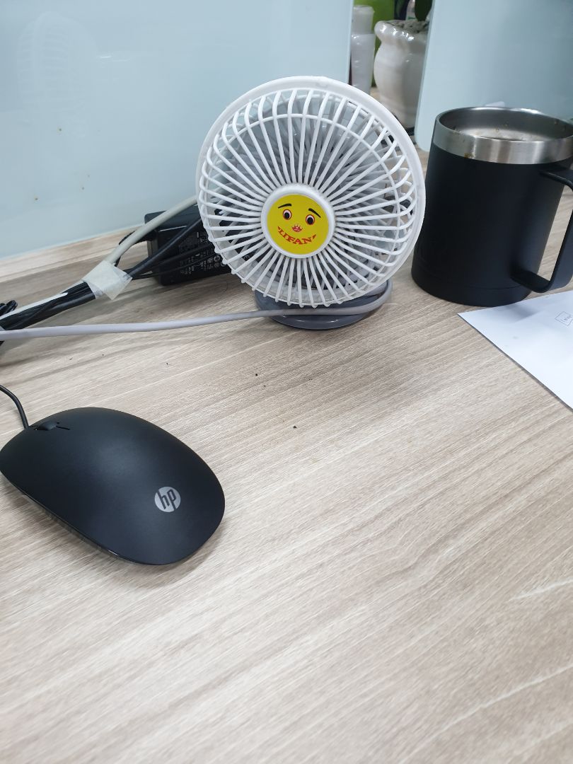 quạt đẹp nhỏ nhắn, để bàn làm việc khá phù hợp, chạy điện 220 nên không phải nghĩ. Mình từng dùng qua nhiều loại quạt usb nhưng chả có loại nào bền cả. quạt 220 vẫn là best